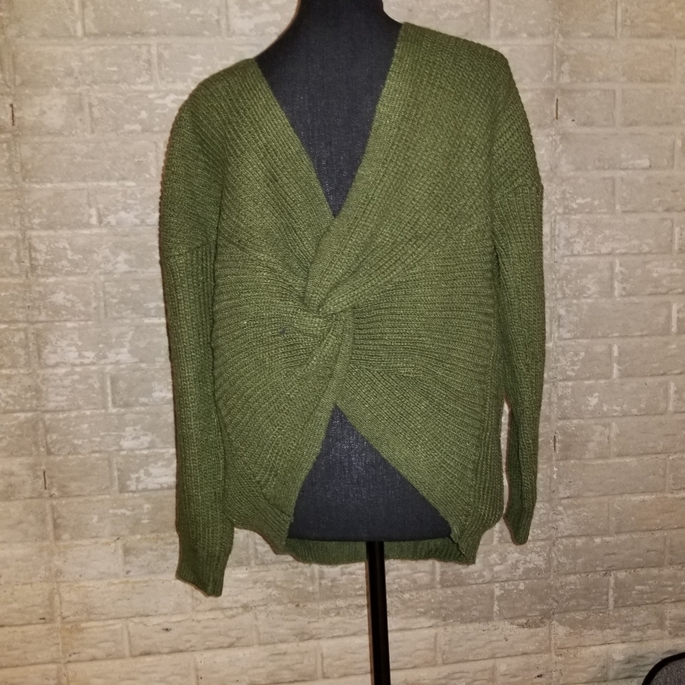 🎉🎉HOST PICK🎉🎉 Very Gorgeous HUNTER GREEN knot sweater - Picture 6 of 8